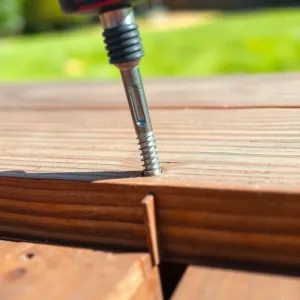 jak przykręcać deski tarasowe