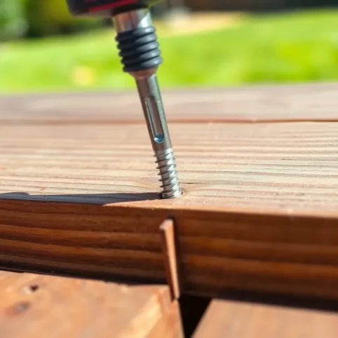 jak przykręcać deski tarasowe