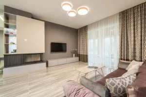 Jakie zasłony do brązowych mebli