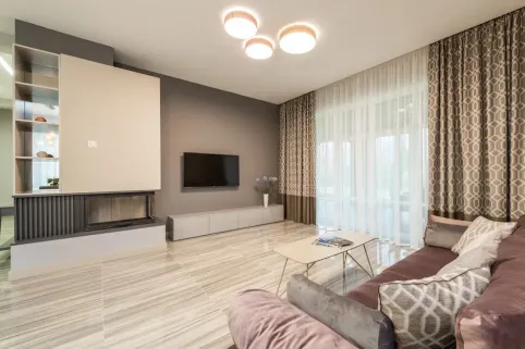 Jakie zasłony do brązowych mebli